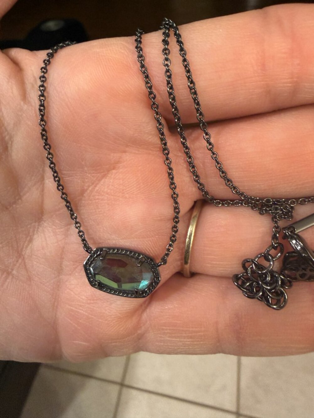 Kendra Scott Elisa Black Gunmetal-tone Chain W/ Iridescent Deep Green Pendant